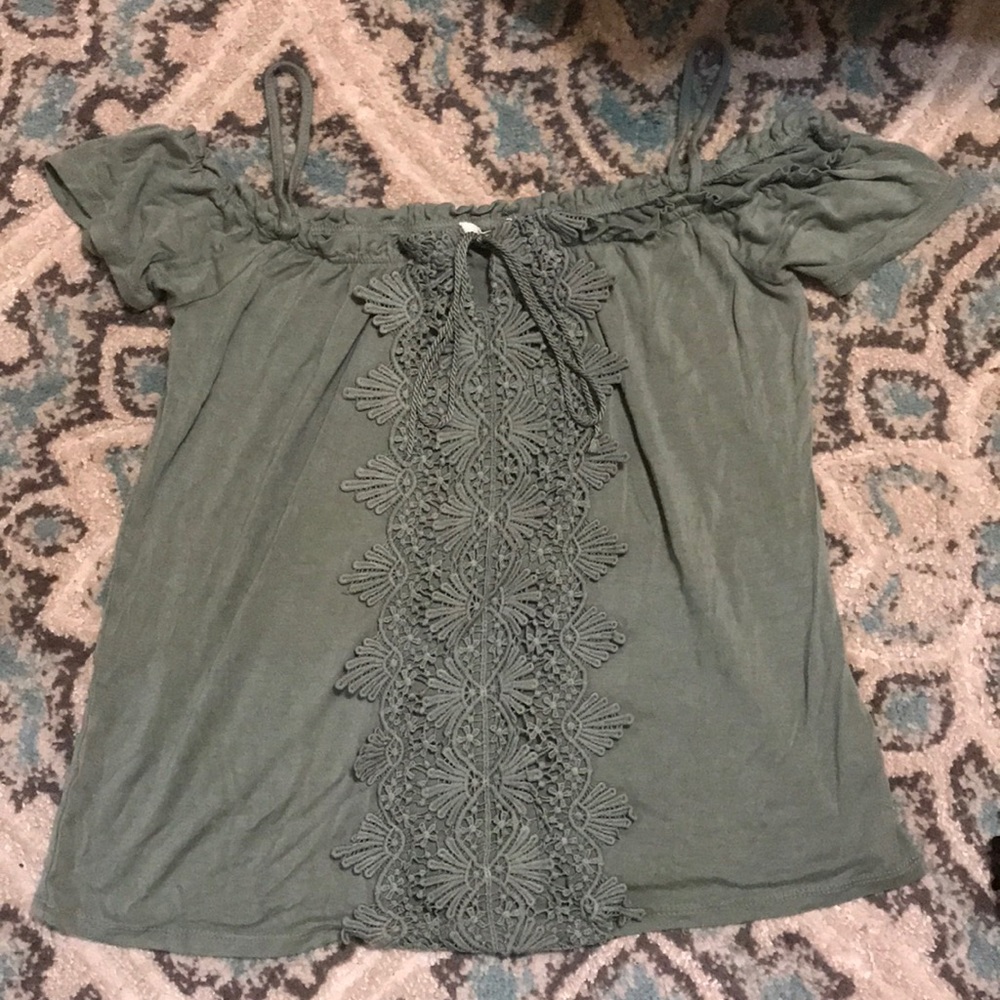 ♥️ soft green cold shoulder tank ♥️